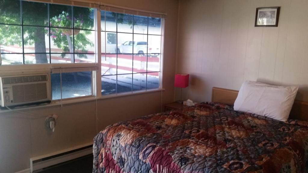 Holiday House Motel Penticton Buitenkant foto