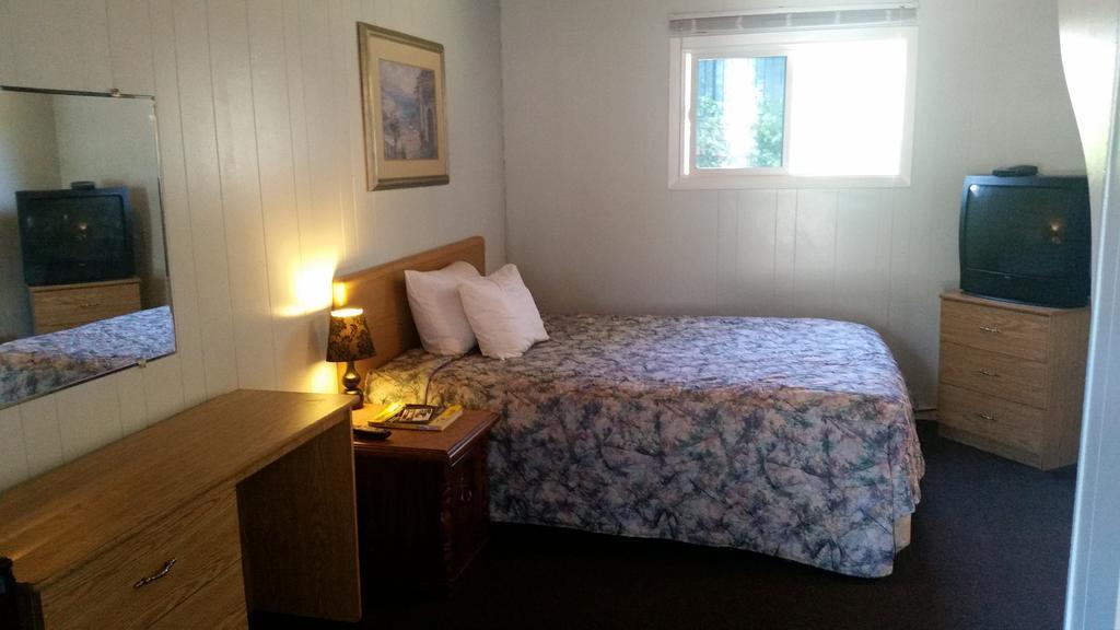 Holiday House Motel Penticton Buitenkant foto