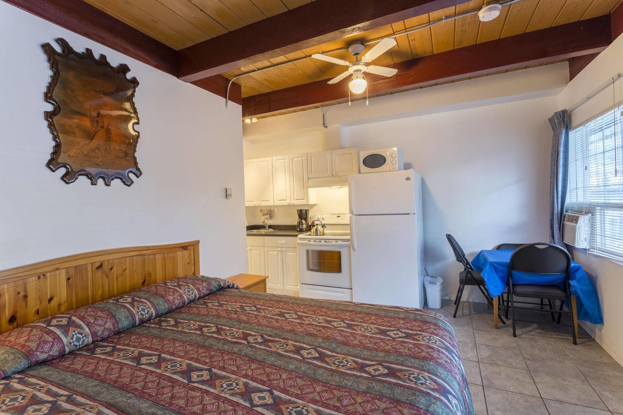 Holiday House Motel Penticton Buitenkant foto